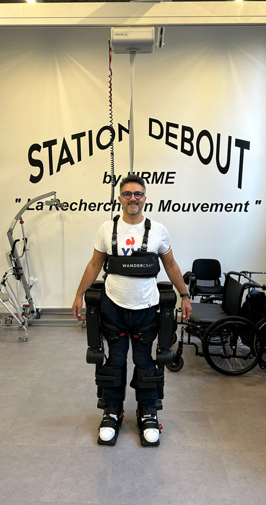 L'exosquelette de Station Debout permet aux paraplégiques et tétraplégiques une marche assistée dans le cadre d'un protocole de recherche